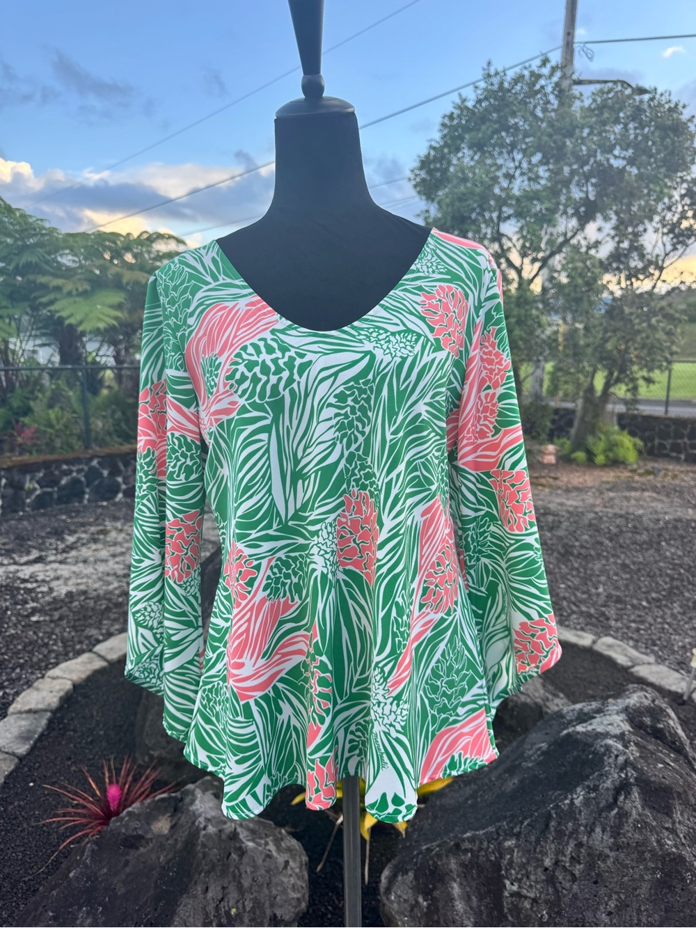 Manuhealiʻi Hawaii Tropical Floral Bell Sleeve Top Green Coral Size L NWOT